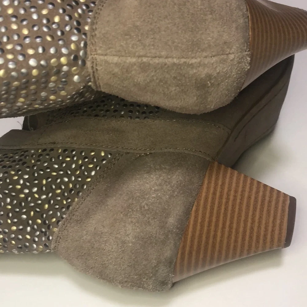 American Eagle Outfitters Tan Slouchy Studded Suede Stacked Heel Ankle Booties 9